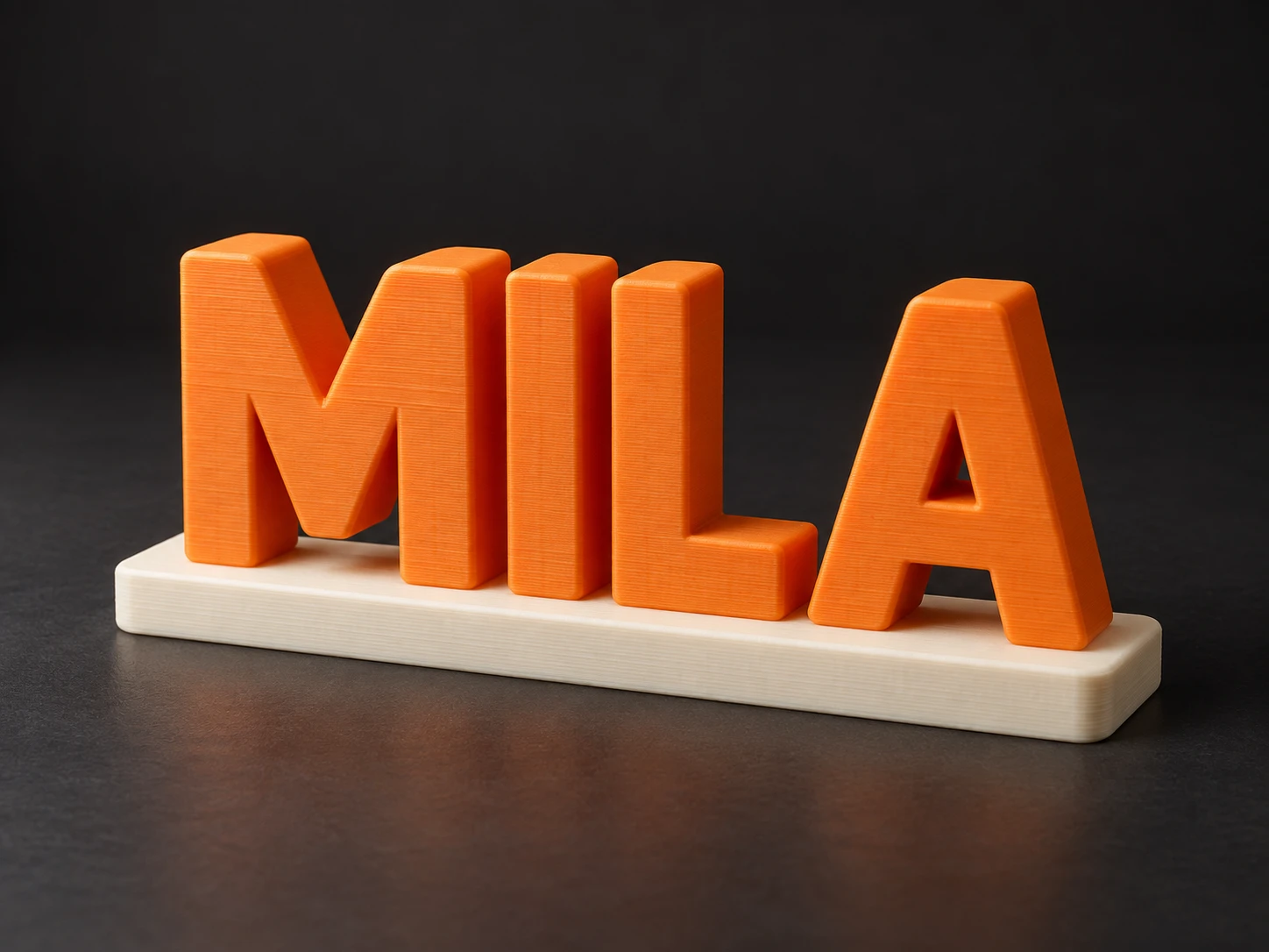 Concept d’une décoration de prénom MILA en lettres orange sur un socle ivoire